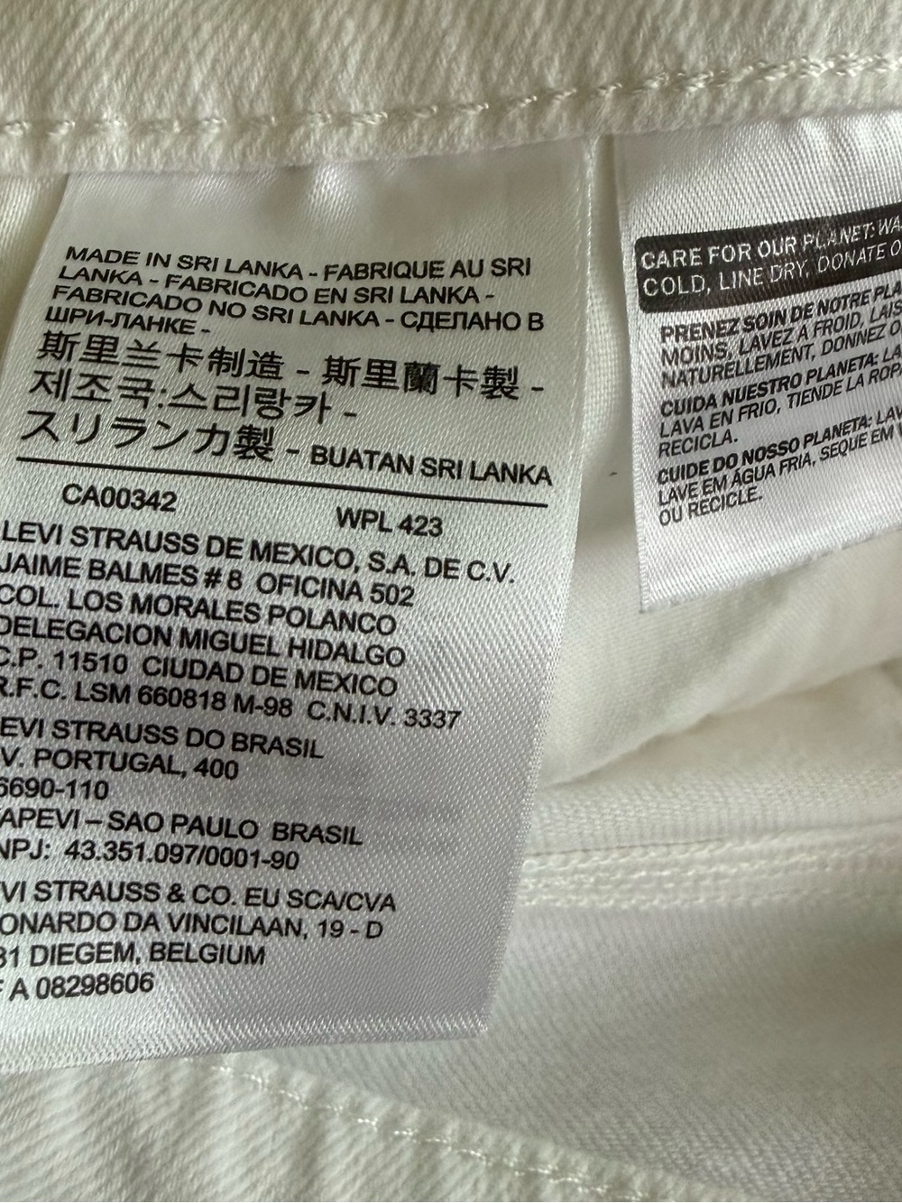 Levi's Women’s White Rolled-Hem Denim Shorts NWOT size 33 - Picture 5 of 5